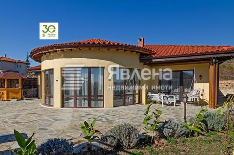 Een opmerkelijk huis gelegen op een zonnige heuvel in de buurt van Varna Winery. Het ligt op 20 km van Varna, in de richting van Albena met uitstekende toegang tot asfalt. Het huis is gelijkvloers en heeft een woonkamer, drie slaapkamers met elk een ...