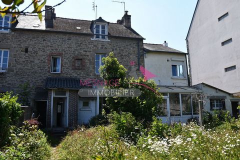 DINAN CENTRE-VILLE: Stone house currently divided into 2 dwellings offering: on the ground floor: an apartment with an entrance, a living room with fireplace, a living room, a kitchen, a veranda, a bedroom, a toilet, a bathroom. On the 1st floor: a 2...