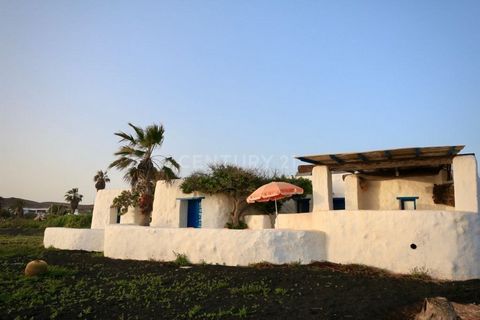 Offrez-vous le luxe de posséder un « joyau immobilier » sur l’île de La Graciosa, où l’exclusivité rencontre la beauté naturelle à Pedro Barba. Nous présentons une maison spectaculaire, un refuge pour ceux qui recherchent la tranquillité et la connex...