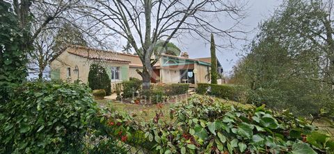 In the town of Monbazillac with breathtaking views of Bergerac, Sabine and Solenn offer you an architect's house built in 1979, bathed in light with spacious volumes, on a plot of about 7600 m2 including a building plot of 1800 m2 which can be subtra...