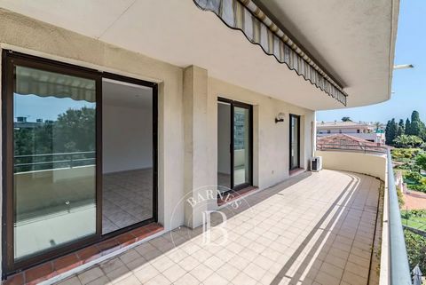 Ideally located in the sought-after seaside district, between Le Cros de Cagnes and the Hippodrome, this three-room apartment benefits from a beautiful terrace and natural light. Situated on the third floor of a prestigious residential building with ...