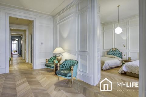 MYLIFE Real Estate presents an impressive and sophisticated 312m2 apartment for sale in one of the most iconic parts of Barcelona, la Dreta de l'Eixample. Property details This second-floor residence is situated in a well-maintained elegant building ...