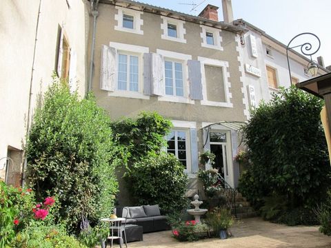 Français Anglais Arabe Texte source Confolens - Fabulous 4 bedroo renovated house with courtyard garden. This house is in the centre of the town, walking distance to all shops, restaurants and the river Vienne. The house is full of period features, h...