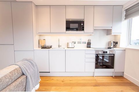 Welcome to Sojo Stay Slough, featuring our elegant 2-bedroom apartments, perfect for up to 3 guests. Enjoy a comfortable stay with a double bed and a single bed, super fast WiFi, and a stunning city view. Conveniently located just 4 miles from Windso...