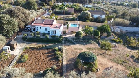 Pretty single-storey country property situated behind Lauro Golf with views to the mountains, and with a charming rustic feel. In the main house there are 3 bedrooms, open plan living room and kitchen, spacious utility area and a shower room. Annexed...