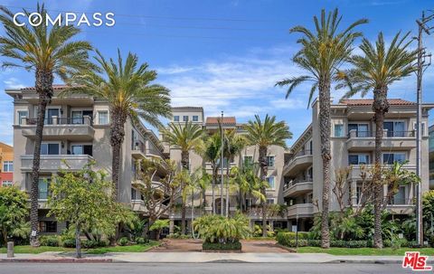 Enjoy the good life at the Del Rey Terrace, located in the Marina Arts District and moments to shopping, fine restaurants, Abbot Kinny, the beach and the coastal bike path. Beautiful end unit with primary suite, second bedroom with bath and ample clo...