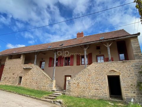 Less than 15 minutes from Cluny, 5 minutes from a shopping village, former winegrower's residence, classic of Clunysois with its double staircase leading to a Mâcon gallery. The dwelling of approximately 136 m² of living space is entirely mounted on ...