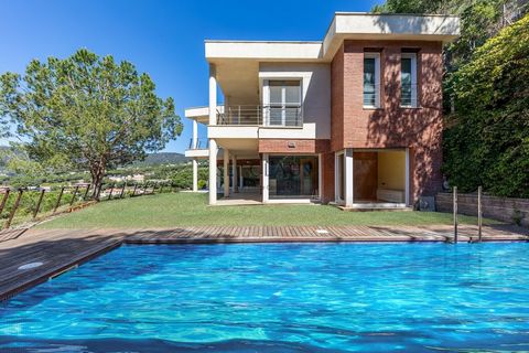 Detached Villa for sale in Cabrils, with 5.123.664 ft2, 4 rooms and 3 bathrooms, Swimming pool, 4 Garage space, Storage room, Lift and Air conditioning. Features: - SwimmingPool - Garage - Lift - Air Conditioning