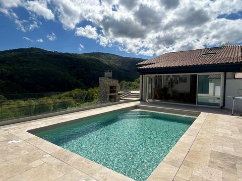 Beautiful house of 230m2 with 7x4 swimming pool, on the heights of Foix with great amenities: Ground floor: modern fitted kitchen with skylight in the ceiling (velux), beautiful living room, 1 veranda overlooking the swimming pool, 1 master suite wit...