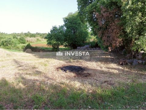 Building land for sale, 5 km from Poreč, surface area 909 m2. The land has a regular shape and is located in the built-up part of the settlement. The microlocation is interesting since the city center can be reached in just 5 minutes by car.   For de...