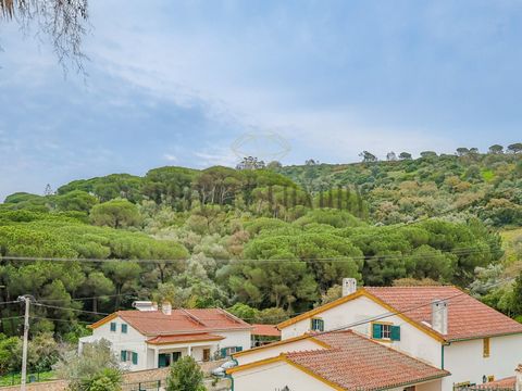 5 bedroom villa with stunning views over the Valley of Quinta do Anjo and Lisbon, situated at the foot of the Serra da Arrábida in Quita do Anjo in Palmela. This spectacular villa, in the final stages of refurbishment, offers a serene and comfortable...