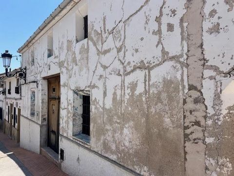 Dorpshuis in Teresa de Cofrentes Groot dorpshuis met zeer mooi uitzicht vanaf het terras aan de achterkant Het huis moet worden gerenoveerd maar is al bewoonbaar terwijl het wordt afgewerkt Als het eenmaal klaar is wordt het een amazonehuis want het ...