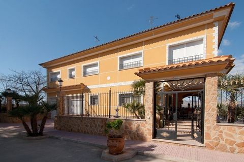 Excelente Oportunidad! Precio rebajado un 20%!Villa de lujo estilo rústico mediterráneo con 4 dorm, salón a doble altura, chimenea, calefacción por radiadores (gasoil), Garaje cerrado doble, grandes terrazas con zona con barra, horno exterior de leña...