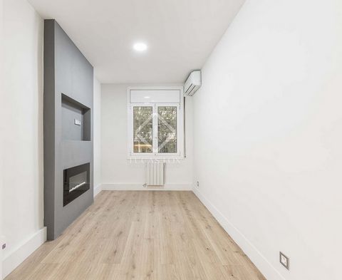 Este apartamento completamente renovado está situado en la primera planta de una finca moderna en excelente estado y equipada con ascensor. Se ha reformado con un diseño sofisticado y materiales de alta calidad. Su orientación sur y la presencia de u...