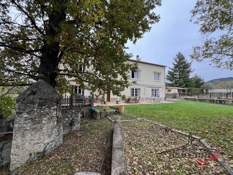 In de Drôme Provençale, op 10 minuten van Vaison La Romaine, zal deze boerderij, genesteld in een prachtige omgeving op meer dan een hectare grond met uitzicht op de Mont Ventoux, liefhebbers van natuur en rust verleiden. Deze prachtige eengezinswoni...