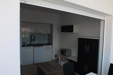 Appartement voor 4 personen op de 3e verdieping met lift. Bestaande uit: ingerichte keuken (koffiezetapparaat, koelkast, enz.), badkamer met toilet, woonkamer met slaapbank voor 2 personen, 1 grote slaapkamer met tweepersoonsbed, terras met veranda. ...