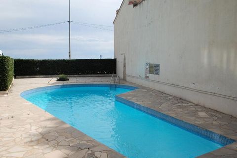 Ce luxueux 2 pièces est situé dans une résidence de prestige avec gardien et vidéo surveillance au coeur de Menton, à deux pas des plages. Situé au 2ème étage avec ascenseur, l'appartement offre une terrasse avec vue sur la mer où vous pourrez profit...