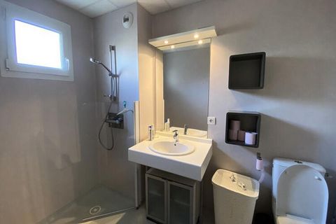 Dit appartement omvat: - Een vermelding - Een tweepersoonsslaapkamer - Een kleine kinderhut met 1 eenpersoonsbed + 1 zitstoel - Een open keuken - Een woonkamer met 2-zits slaapbank - Een badkamer met toilet Tuin van 80 m² en terras op het zuiden, met...