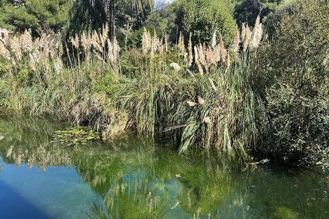 Impulsa tus vacaciones junto al mar en un entorno idílico dentro de una finca arbolada con piscina en primera línea de mar Benefíciese de todo el confort necesario en la residencia Les Rivens de la Coudoulière situada en primera línea de mar, esta re...