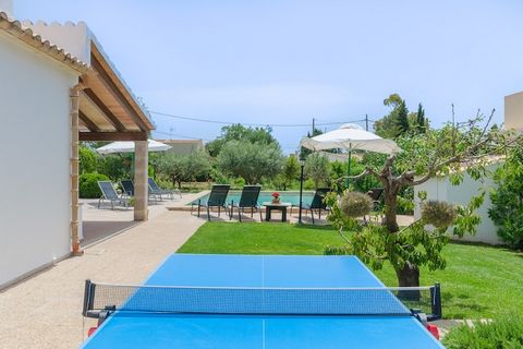 Het prachtige zwembad van deze villa, volledig omgeven door gras, en het geweldige uitzicht op de bergen, maken dit pand tot een heerlijk toevluchtsoord, perfect voor een aangenaam verblijf op het eiland. Het chloorzwembad is 10 m x 4 m, met een diep...