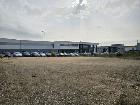 Zone industrielle de Gaeiras - Terrain pour entrepôt de 4 185 m2 avec faisabilité pour 4 326 m2 de surface de construction maximale, à côté des autoroutes A15 et A8. Superficie du terrain : 4,185m2 Surface dimplantation : 2 163 m2 Surface maximale de...