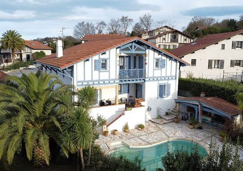 Villa Béhobie - 6 kamers 195m² - Limit Hendaye. Gelegen in een doodlopende privéweg, ontdekt u deze prachtige villa gebouwd in 1991, op een perceel van 676m². Dit huis omvat op de begane grond een inkomhal, een royale woonkamer met een aparte keuken,...