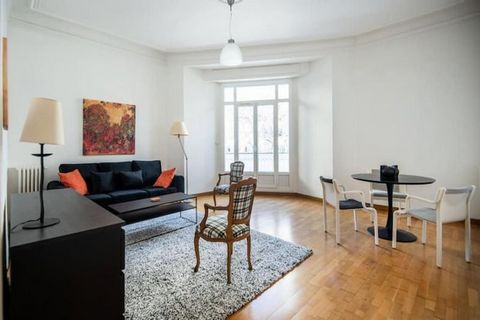 Dieses geräumige, 56 Quadratmeter große Apartment befindet sich im lebhaften 5. Arrondissement von Marseille und bietet einen komfortablen und einladenden Raum für bis zu drei Gäste. Das Apartment befindet sich im ersten Stock eines Gebäudes ohne Auf...