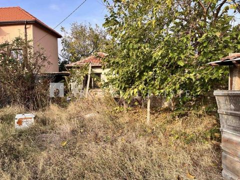 ARCO REAL ESTATE verkauft ein einstöckiges Haus mit Hof im malerischen Dorf Vinogradets in der Region Pazardzhik. Das Haus hat eine Fläche von 40 qm. und ein Hof von 390 qm Strom, Wasser und Abwasser sind vorhanden. Das Haus ist auf einem stabilen Fu...