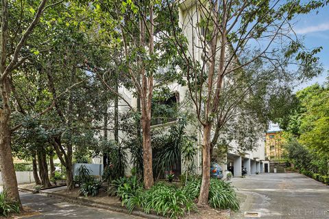 Dit zonovergoten gemoderniseerde appartement met één slaapkamer ligt in een van de mooiste met bomen omzoomde straten van South Yarras en beschikt over een open woon- en eetruimte met moderne zwarte hanglampen omlijst door een groot raam met schuifre...