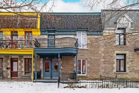 Grand Unique Cottage biedt ongeveer 2300 vierkante meter aan geschatte leefruimte. De buitenkant, een zeldzame stenen gevel, geeft het een bijzondere charme. De achtertuin en patio op het westen zorgen voor een optimale bezonning. Boven vindt u drie ...