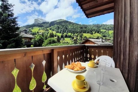 Ce charmant chalet en duplex de 60 m² à La Clusaz offre un refuge de montagne confortable pouvant accueillir jusqu'à sept personnes. Bénéficiant d'un emplacement privilégié à proximité de la piste bleue 