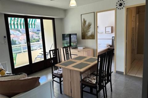 Ce charmant appartement de 45 mètres carrés à Cannes offre un séjour confortable et paisible pour jusqu'à 4 personnes. Situé au 2ème étage avec ascenseur, il comprend une chambre lumineuse avec de nombreux rangements, une cuisine entièrement équipée,...