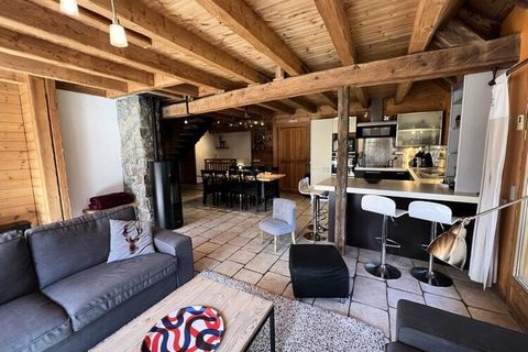 Dieses prächtige, 150 m² große Apartment im Chalet-Stil in einem Landhaus bietet bequem Platz für bis zu neun Gäste. Es verfügt über vier Schlafzimmer: zwei mit Doppelbetten (160 cm), eines mit zwei Einzelbetten (90 cm) und eines mit zwei Etagenbette...