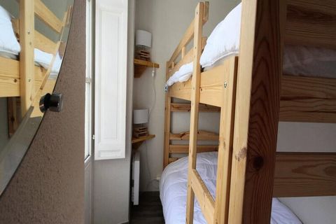 Ten apartament o powierzchni 37,5 m², po?o?ony na 3 pi?trze, jest idealny dla maksymalnie 6 osףb. Obejmuje sypialni? z podwףjnym ?ף?kiem o szeroko?ci 140 cm, cz??? kabiny z dwoma ?ף?kami pi?trowymi oraz salon z podwףjn? rozk?adan? sof?. Mieszkanie je...