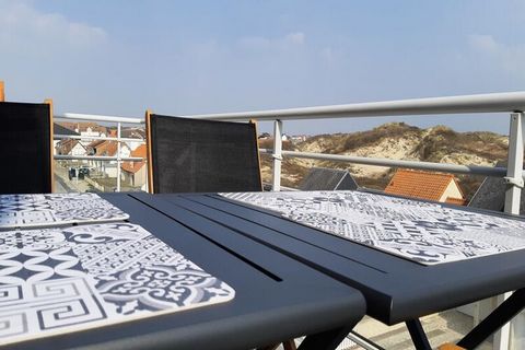 Dit appartement gelegen vlakbij het strand omvat: een woonkamer, een ingerichte keuken (oven, keramische kookplaat, vaatwasser, magnetron, klein extraatje een wasmachine), cabinegedeelte met stapelbed, slaapbank. Doucheruimte, wastafel, toilet, groot...