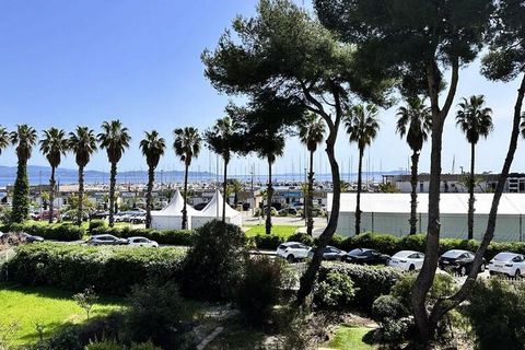 Idéalement situé en bord de mer, sur le port d'Hyères, à quelques pas des plages, des commerces et de l'embarcadère pour les îles d'Or, venezprofitez du soleil dans un environnement expetionnel. Au sein d'une résidence sécurisée avec piscine, cet app...