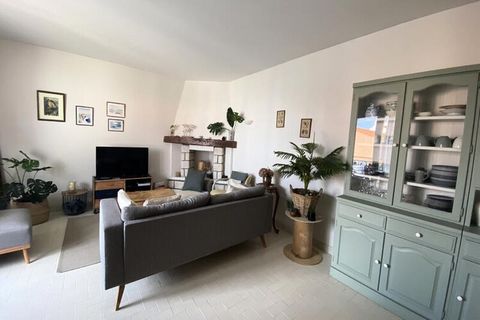 Op het strand van Paracou en de quais de la Chaume, venez vous reposer dans cette aangename maison van 84m² entièrement decorée met goût en tout confort, classée 3 toiles. Elle se compose d'une entrée, d'une pièce de vie avec canapé et TV écran plat ...