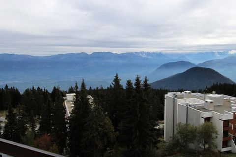 Ce charmant studio de 29 m² au coeur de Chamrousse 1750 (Roche Béranger) est situé dans une résidence en copropriété à quelques pas des pistes et des commerces de proximité, offrant à la fois commodité et confort. Situé au 5ème étage avec un balcon o...