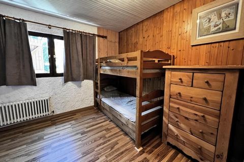 Ce confortable appartement de 49 m², situé au premier étage d'une résidence calme, peut accueillir jusqu'à 5 personnes et offre un refuge relaxant en montagne. L'appartement comprend un séjour avec canapé et TV, une chambre avec un lit double et un c...