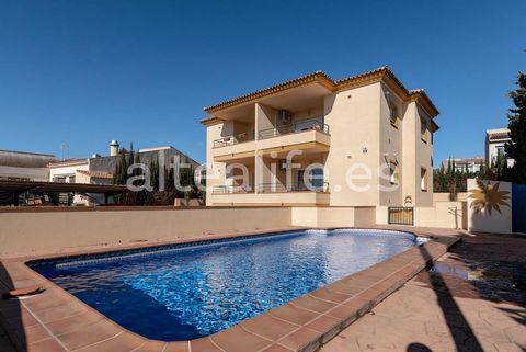 Edificio ideal para inversión, ubicado en la tranquila y bien comunicada urbanización Bello Horizonte , a 5 minutos en coche de la playa y del centro de Altea , donde encontrará todos los servicios. La propiedad se encuentra en una parcela de 827 m² ...