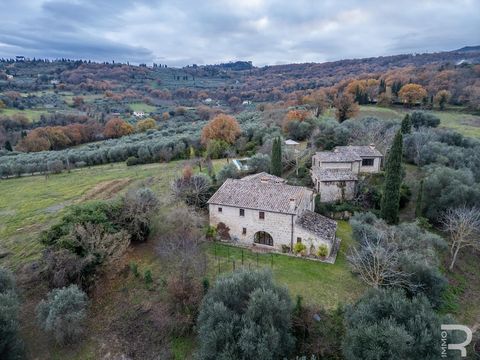 Nell'incantevole scenario di Sarteano, troverete una magnifica proprietà composta da due case rustiche che vi riporteranno al XVIII secolo senza rinunciare ai comfort moderni. Questo splendido agriturismo, costruito nel 1700, è stato accuratamente ri...