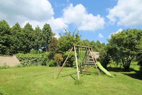 Allestita in una dependance vicino al castello, l'orangerie è un gîte indipendente e spazioso. Si apre su un giardino privato con una bellissima vista sul castello e sul suo parco paesaggistico. azalee, rododendri, ortensie, alberi vari. Bort è una v...