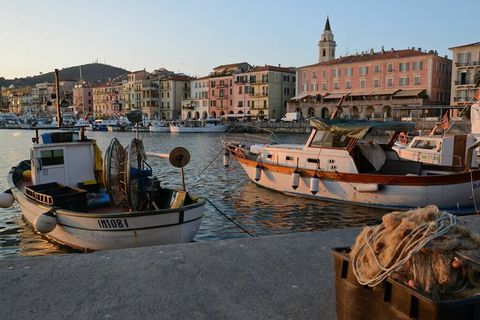 Die Casa Amica wurde unlängst aufwändig restauriert und bietet nun mit seinen drei Schlafzimmern, dem luftig-hellen Wohnzimmer und der Wohnküche mit Holzofen einen schönen Rahmen für einen entspannten Ligurienurlaub mit 2-5 Personen. Zum Haus gehört ...