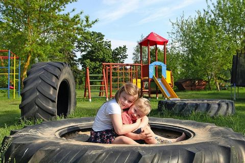 Maisons de vacances modernes et confortablement aménagées avec une terrasse clôturée dans un petit complexe de vacances familial de 15 maisons, à un peu moins de 100 m de la rive du lac Kummerow avec une plage naturelle et une zone de baignade. Le po...