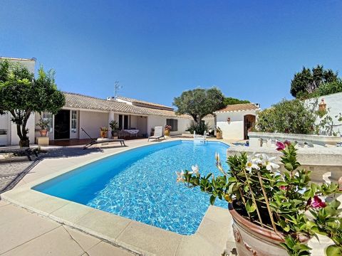 In the heart of the Camargue, in Saintes-Maries-de-la-Mer, this Camargue farmhouse on 3500 m2 offers a main house of about 235 m2. A large, bright living room with a view of the tranquil waters, a dining kitchen with pantry, and three bedrooms (two o...