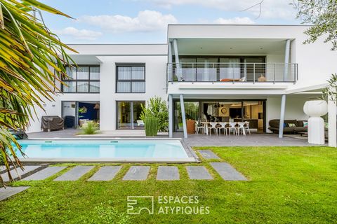 Located in the heart of Saint Georges de Didonne, only 500 meters from the beach and shops within walking distance, this architect's house embodies a rare modernity on the coast of beauty. Built on an enclosed plot of more than 480 m2 and carefully l...