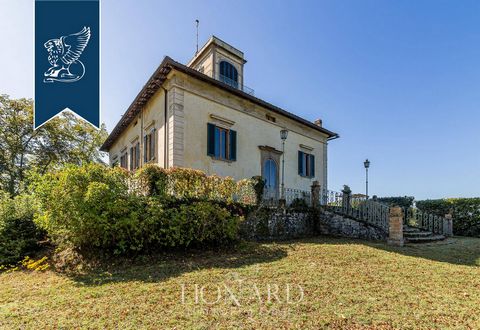 Questa preziosa villa storica in vendita sorge sulle colline del Mugello, con vista mozzafiato su Borgo San Lorenzo, in provincia di Firenze. Sessanta ettari di terreno circondano la residenza e sono composti da un incantevole giardino privato con ga...