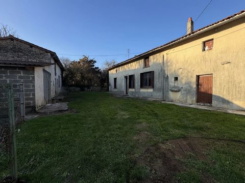 This single-storey property is situated in a small hamlet, just 4 km from the picturesque village of Verteuil and 6 km from the market town of Ruffec. On the ground floor, the house consists of a kitchen, a separate WC, a shower room and four bedroom...