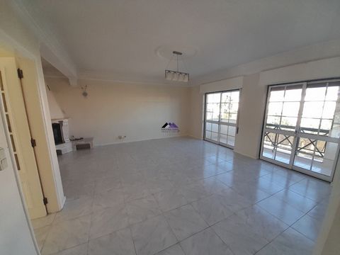 Fantástico Apartamento de 3+1 Dormitorios en la zona central de Vila Real de Santo António, en el tercer piso sin ascensor. Este apartamento ocupa toda la extensión del último piso, siendo el único apartamento en este nivel. Cuenta con dos entradas, ...