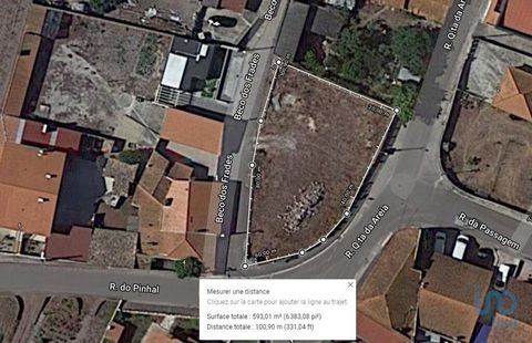 Terreno de 593m² para construção em Vieira de Leiria com três frentes, muros e um portão. Terreno plano de 593m² com todas as infraestruturas, água, luz e esgotos muito próximo. O terreno já tem muros de vedação, um grande portão e passeios em toda a...